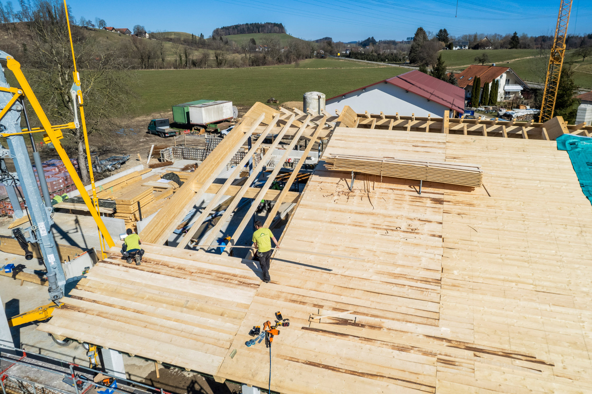 Luftaufnahme vom Holzbau eines Kuhstalls in Wangen im Allgäu