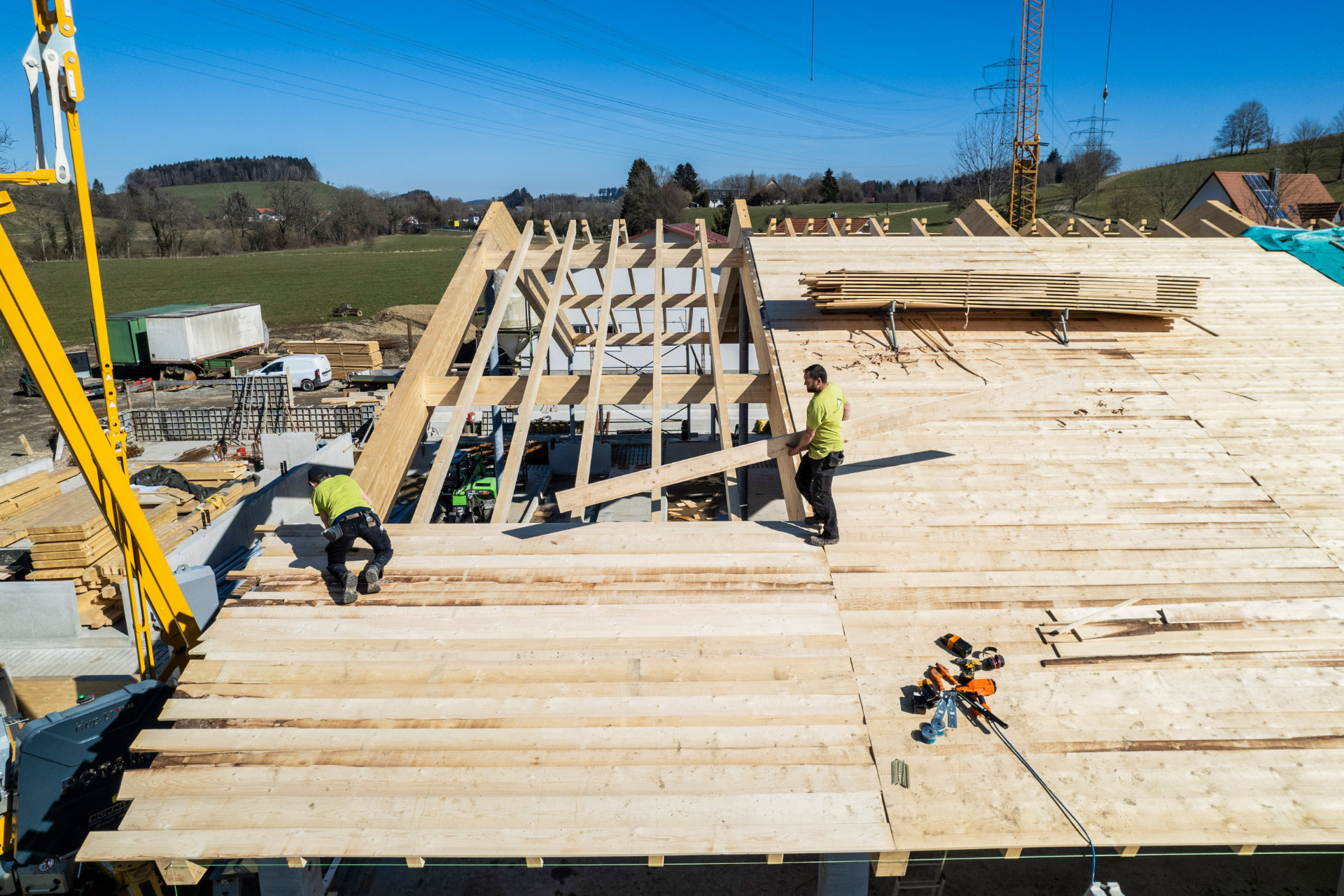 Bau des Holzdachs eines großen Kuhstalls in Wangen im Allgäu