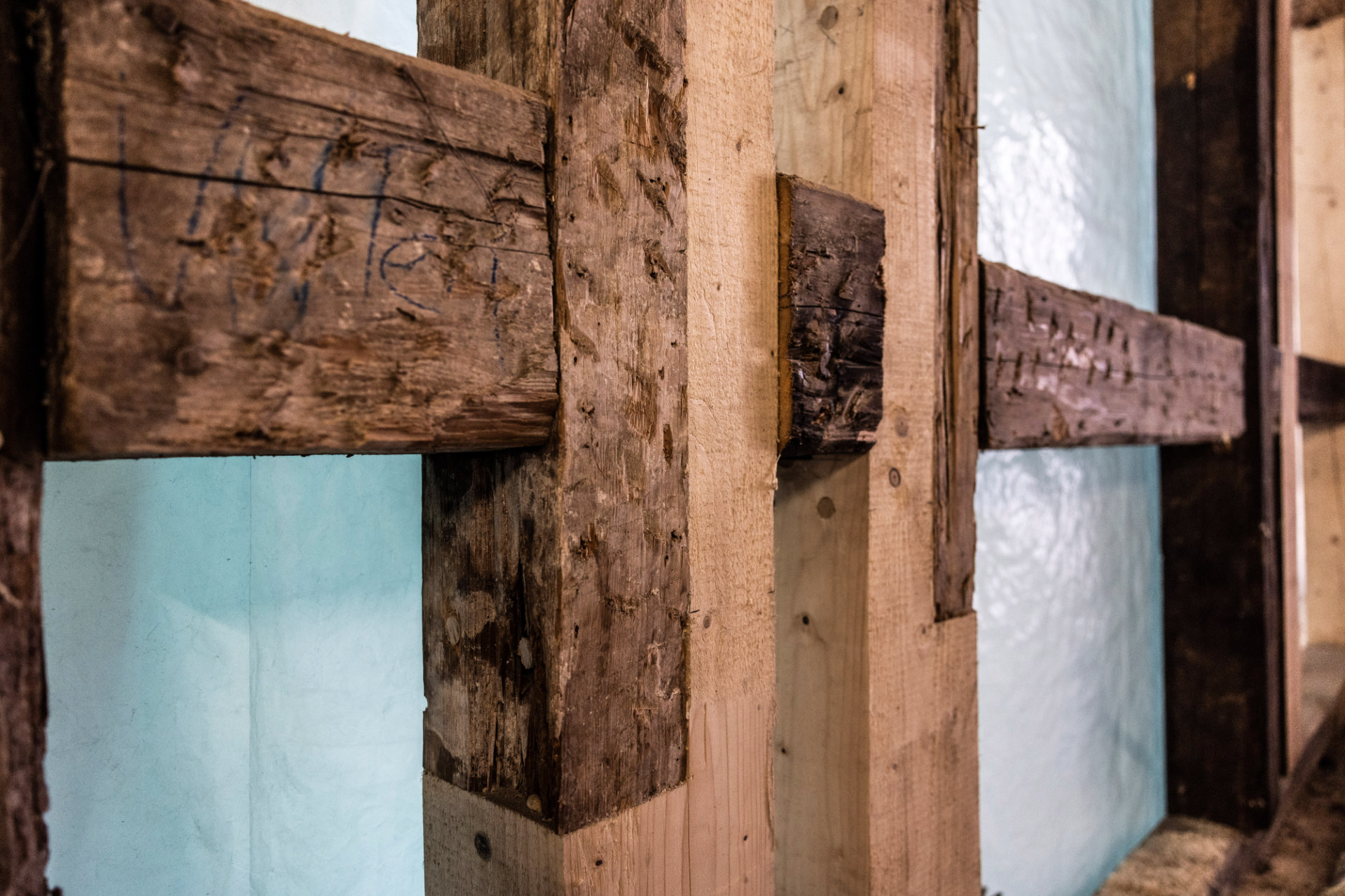 Restaurierte, antike Holzträger mit Prothesen in einem historischen Gebäude in Wangen im Allgäu