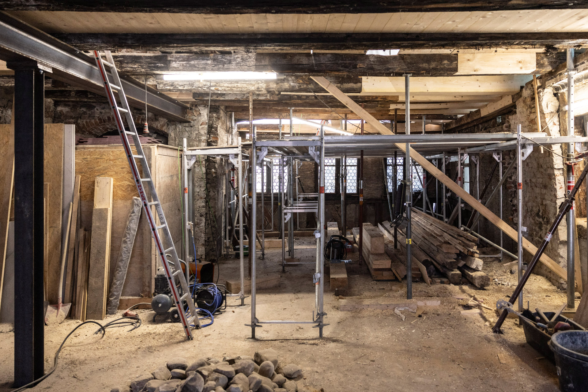 Baustelle in einem historischen Gebäude in Wangen im Allgäu mit Trägern und Gerüsten