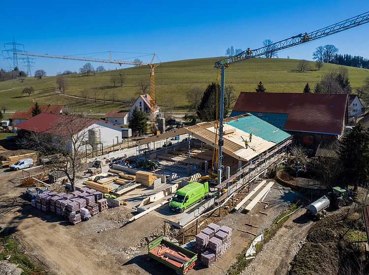 Kuhstall in Wangen im Allgäu Baustelle des Kuhstalls in Wangen im Allgäu mit Kran, im Vordergrund ein Firmenfahrzeug von Allgäuer Holzbau