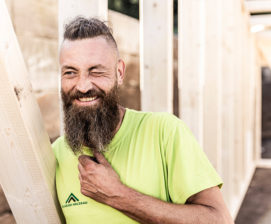 Ein Mitarbeiter von Allgäuer Holzbau mit langem Bart.
