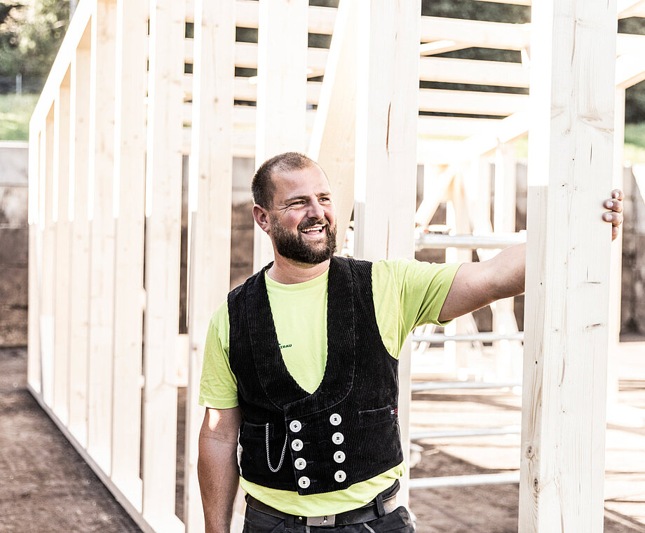 Stefan Herbst steht vor einem Holzrahmenbau