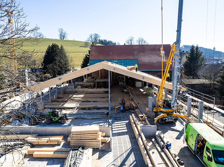 Bau eines Kuhstalls Baustelle eines Kuhstalls mit Handwerkern, Kran und Baumaterial