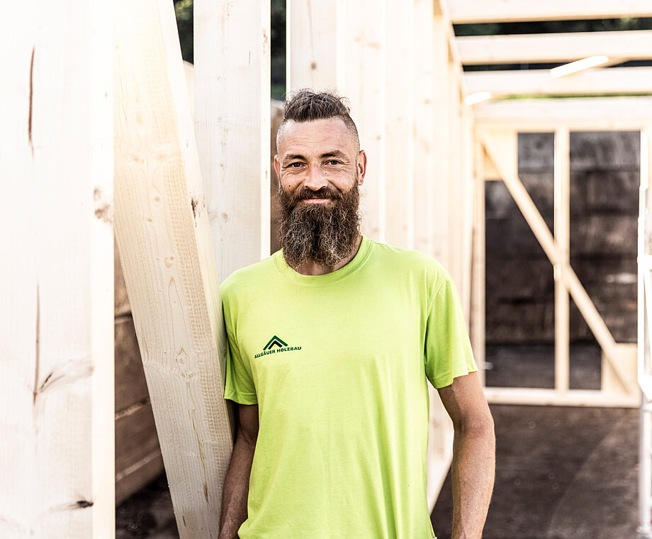 Ein Mitarbeiter von Allgäuer Holzbau mit Bart