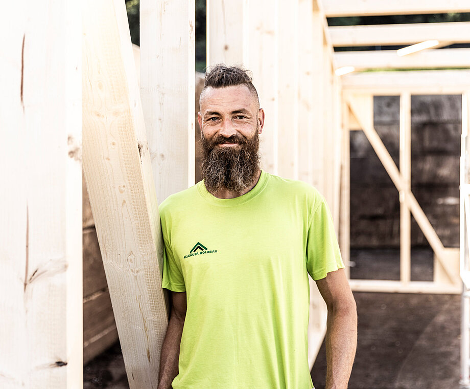 Ein Mitarbeiter von Allgäuer Holzbau mit Bart
