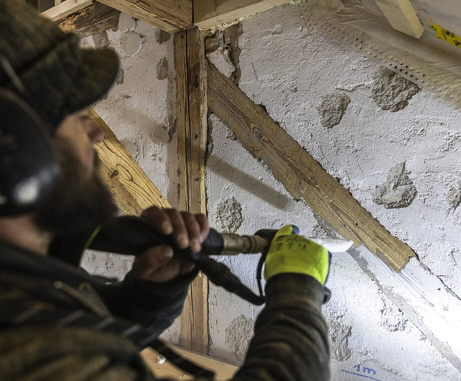 Holzbalken wird mit Trockeneis gereinigt