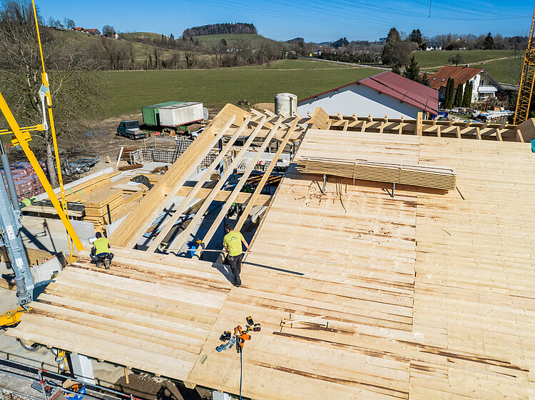Luftaufnahme des Kuhstalls Luftaufnahme vom Holzbau eines Kuhstalls in Wangen im Allgäu