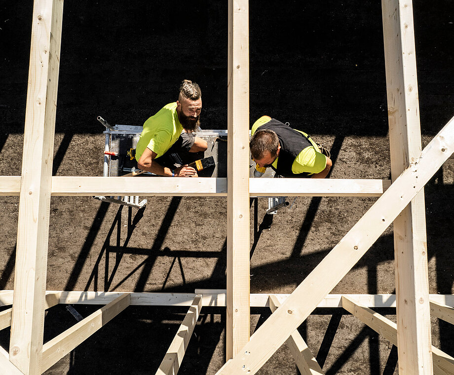 Eine Holzkonstruktion von oben fotografiert