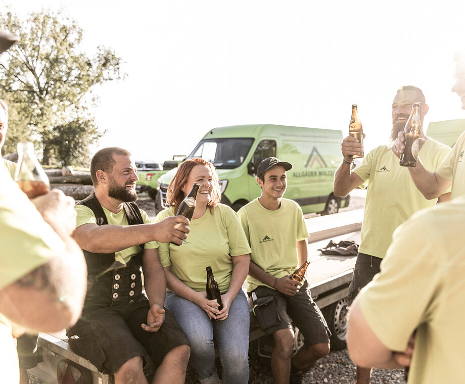 Das Team von Allgäuer Holzbau stößt an